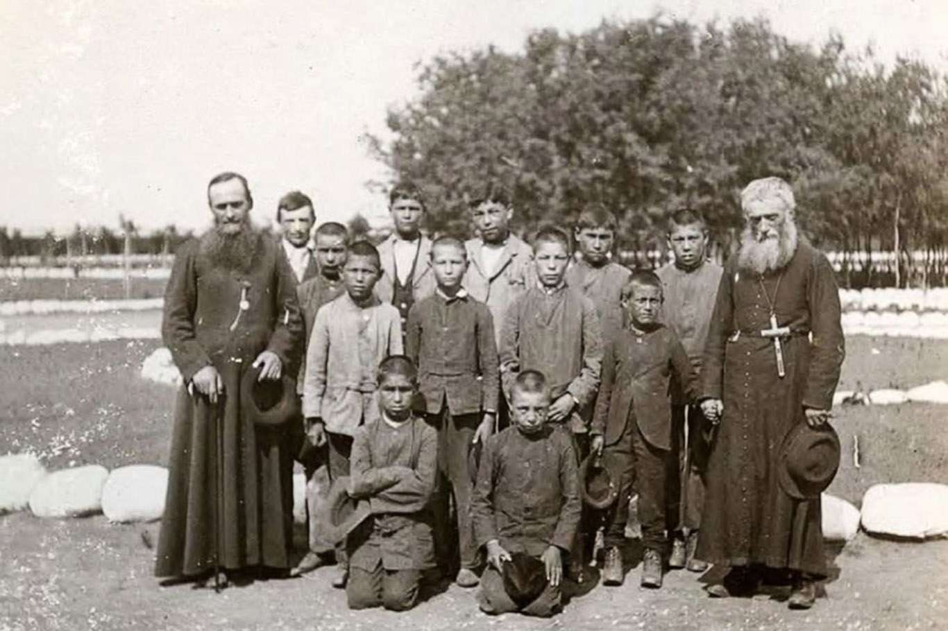 ABD'nin asimile etmeye çalıştığı Kızılderili çocuklardan 500'üne ait mezar bulundu ABD'nin asimile etmeye çalıştığı Kızılderili çocuklardan 500'üne ait mezar bulundu